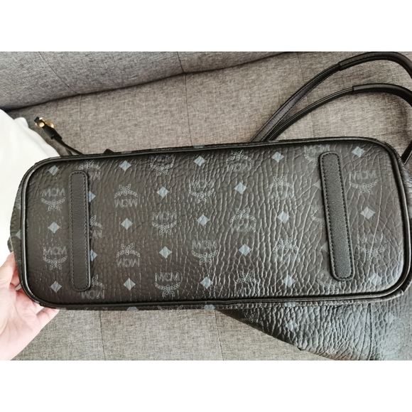 SOLD NWT MCM Signature Liz Reversible Tote Limited - Picture 5 of 14